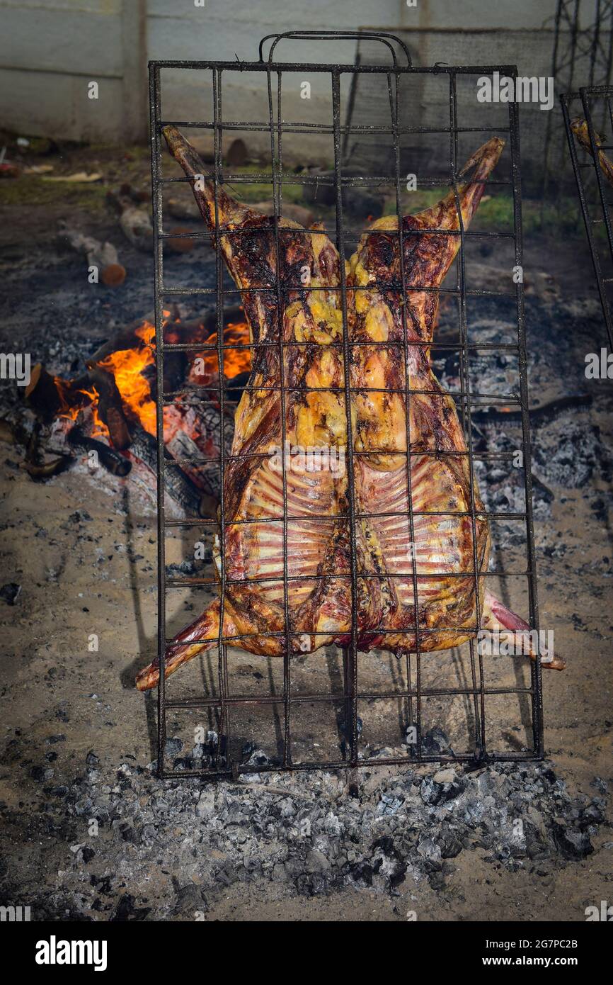 Agnello allo spiedo, cucina tradizionale argentina, provincia la Pampa, Patagonia, Argentina. Foto Stock