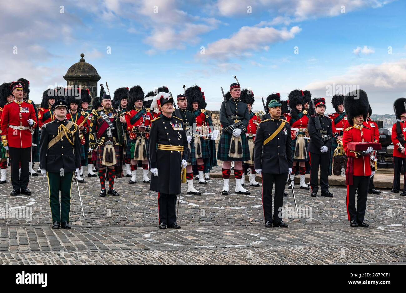 Cerimonia di insediamento del Maj Gen Alastair Bruce di Cionaich come Governatore del Castello di Edimburgo con reggimenti scozzesi, Edimburgo, Scozia, Regno Unito Foto Stock