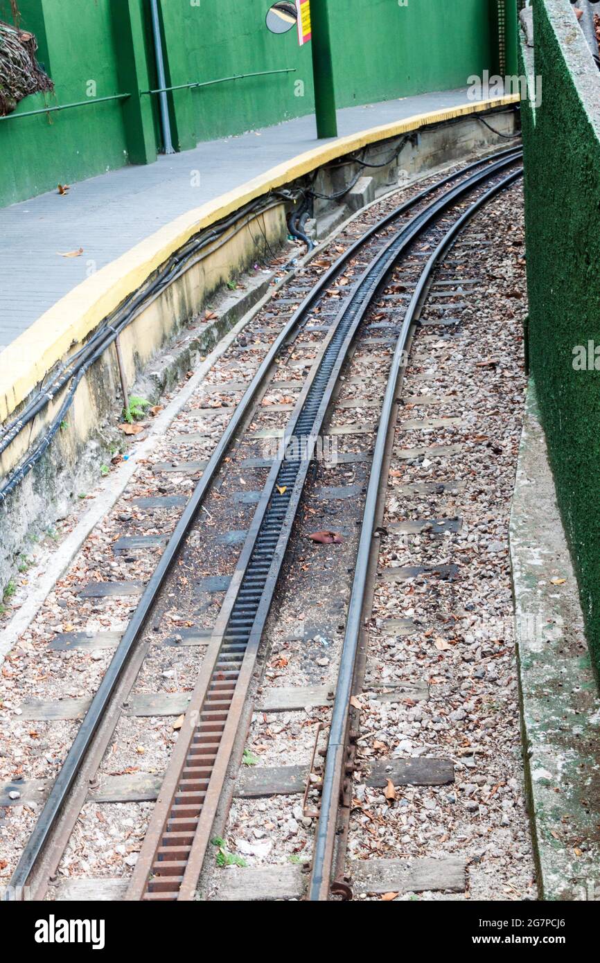 Ripida pista di una linea ferroviaria per la collina di Corcovado (locaion di Cristo Redentore) a Rio de Janeiro, Brasile Foto Stock