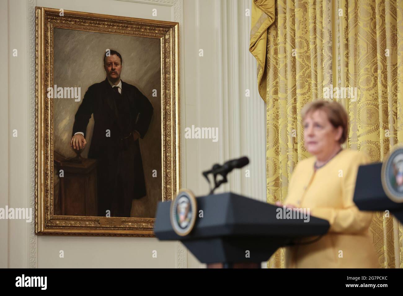 Washington, Stati Uniti. 15 luglio 2021. La cancelliera tedesca Angela Merkel parla durante una conferenza stampa congiunta con il presidente americano Joe Biden nella stanza orientale della Casa Bianca il 15 luglio 202?1 a Washington, DC. (Foto di Oliver Contreras/SIPA USA) Credit: Sipa USA/Alamy Live News Foto Stock