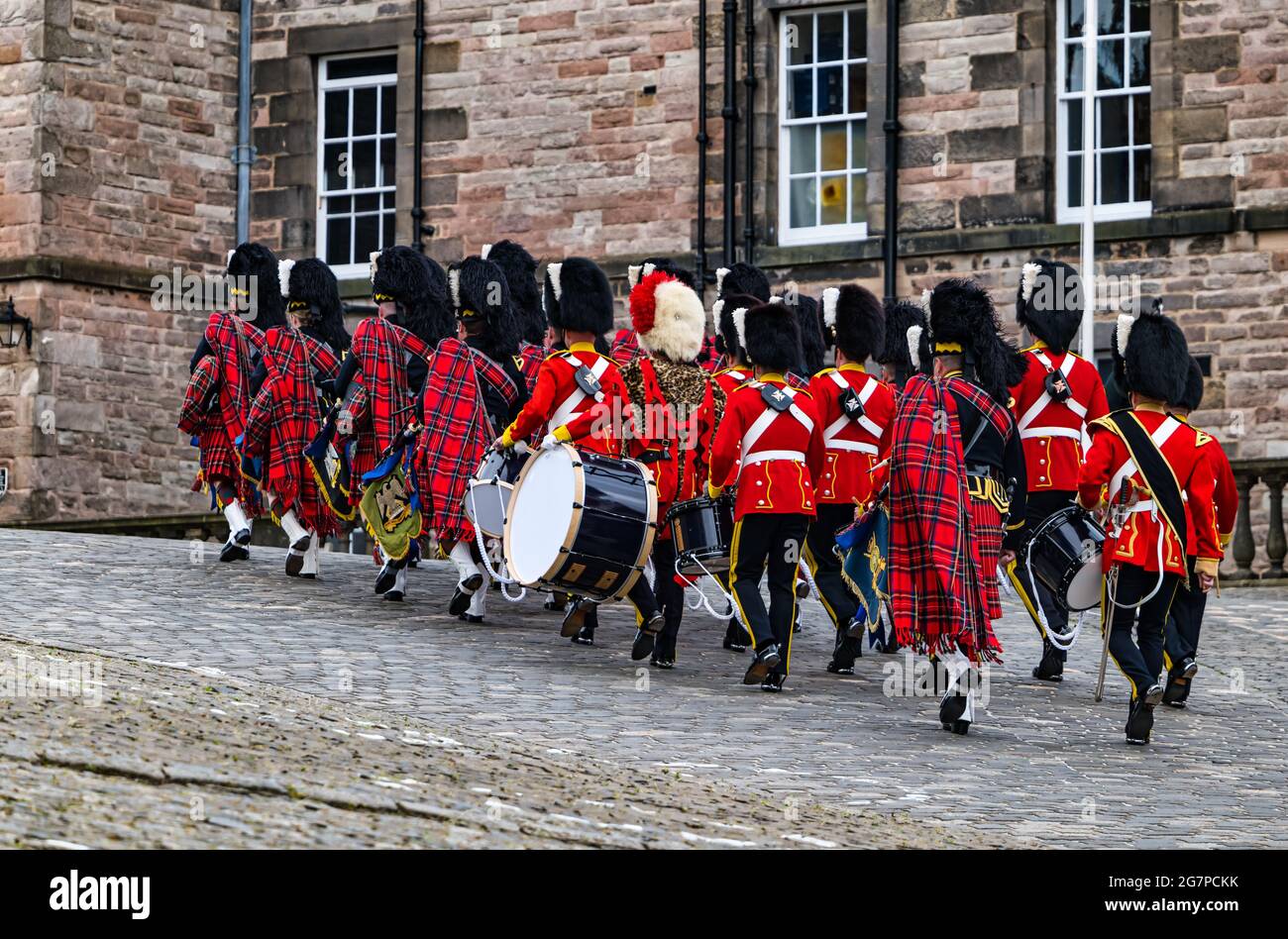 Royal Scots Guards Reggent banda militare scozzese con cornamuse e batteria in uniformi da kilt che marciano al Castello di Edimburgo, Scozia, Regno Unito Foto Stock