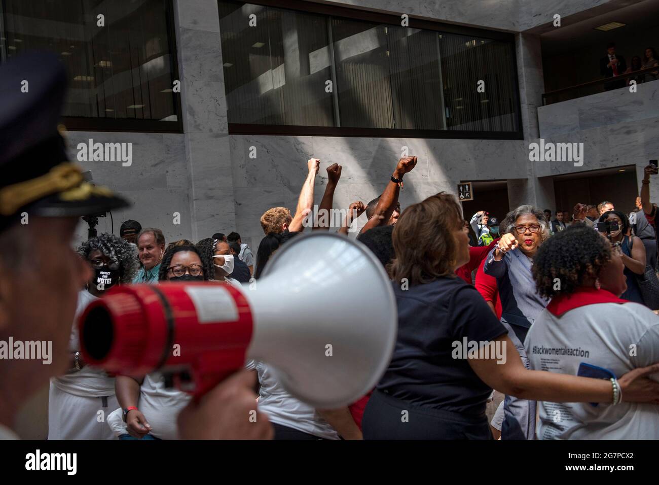 Come l'ordine di disperdere è dato dalla polizia del Campidoglio degli Stati Uniti, presidente del Congresso Black Caucus rappresentante degli Stati Uniti Joyce Beatty (democratico dell'Ohio), l'estrema destra, conduce una protesta dei diritti di voto nell'atrio del palazzo degli uffici del Senato di Hart a Washington, DC, giovedì 15 luglio 2021. Ci sono stati diversi arresti, tra cui il rappresentante degli Stati Uniti Joyce Beatty (democratico dell'Ohio). Credito: Rod Lamkey/CNP Foto Stock