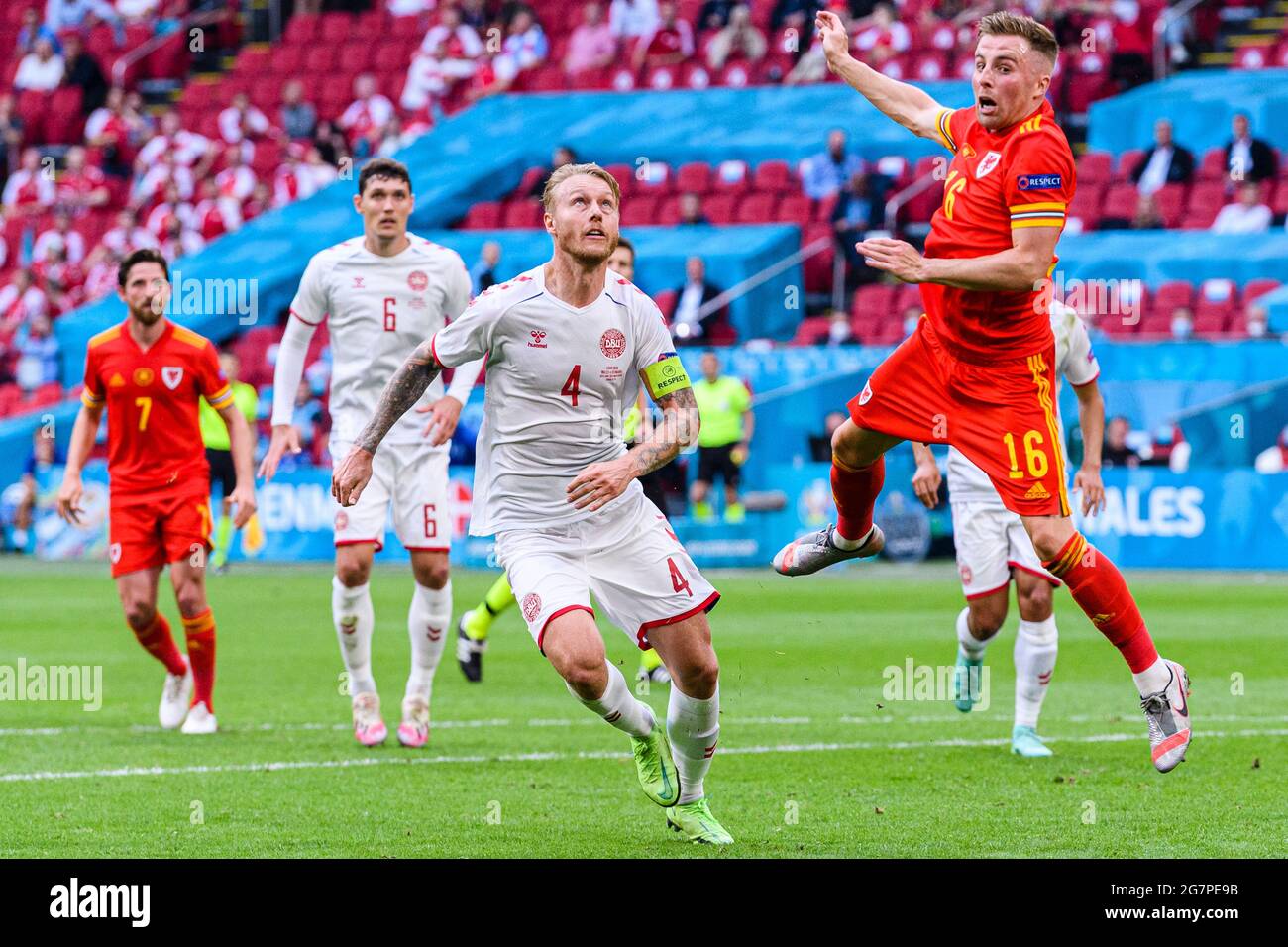 Amsterdam, Paesi Bassi - 26 giugno: Simon Thorup Kjaer di Danimarca (L) lotta per la palla con Joe Morrell di Galles (R) durante la UEFA Euro 2020 Cham Foto Stock