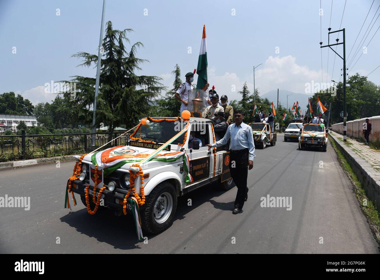 SRINAGAR, INDIA - LUGLIO 15: Un raduno veicolare è stato organizzato per portare Swarnim Vijay Mashall' (fiamma della vittoria) per segnare il giubileo d'oro del successo dell'India nella liberazione del Bangladesh dal Pakistan nel 1971 il 15 luglio 2021 a Srinagar, India. La fiamma della vittoria è stata accesa dal primo ministro Narendra modi il 16 dicembre 2020 dalla fiamma eterna del memoriale di guerra nazionale, Nuova Delhi. Ciò ha segnato l'inizio del 50° anniversario della vittoria dell'India sul Pakistan, che ha portato alla liberazione del Bangladesh. (Foto di Waseem Andrabi/Hindustan Times/Sipa USA) Foto Stock