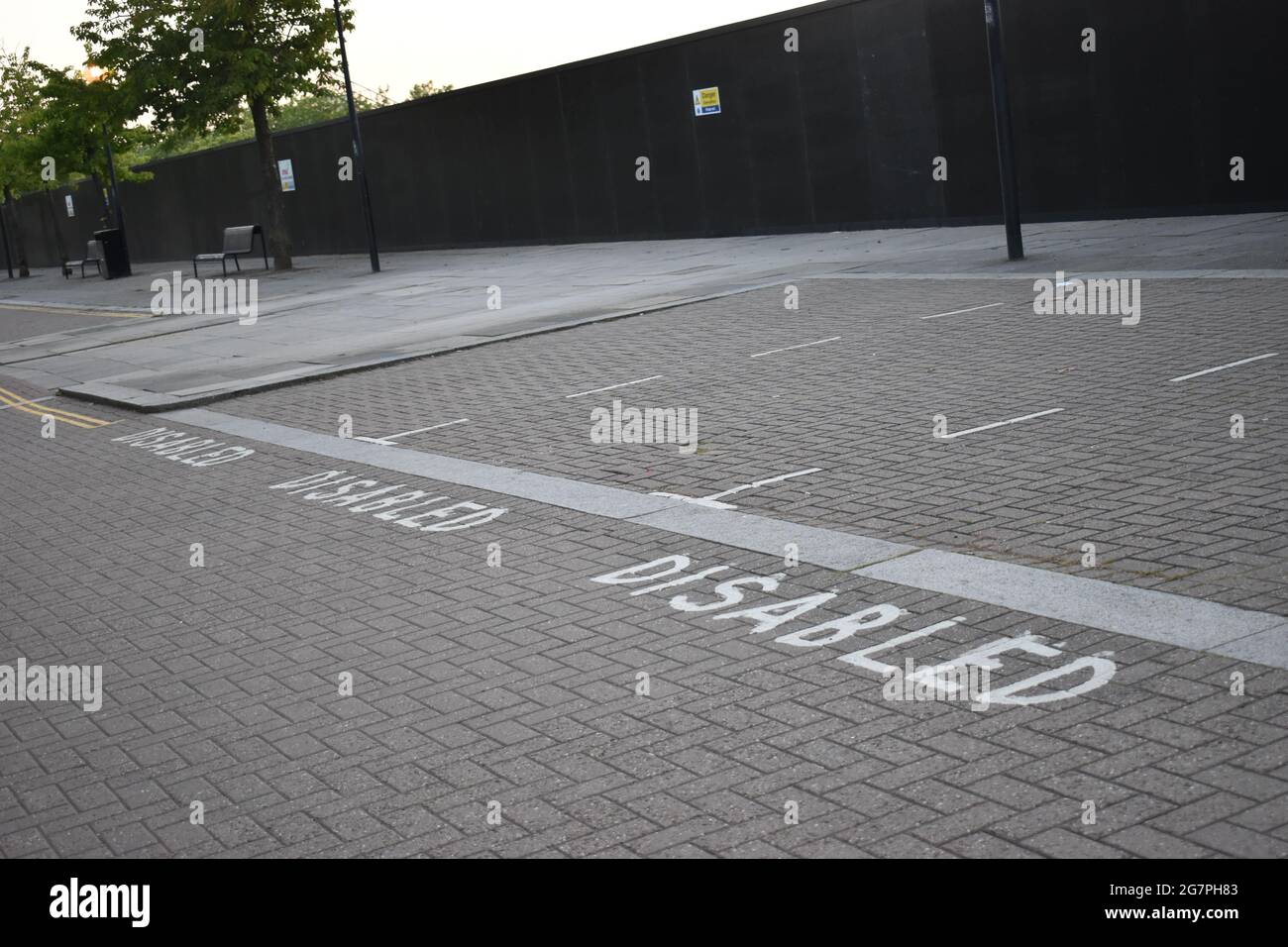 Posti auto riservati ai disabili nel centro di Milton Keynes. Foto Stock