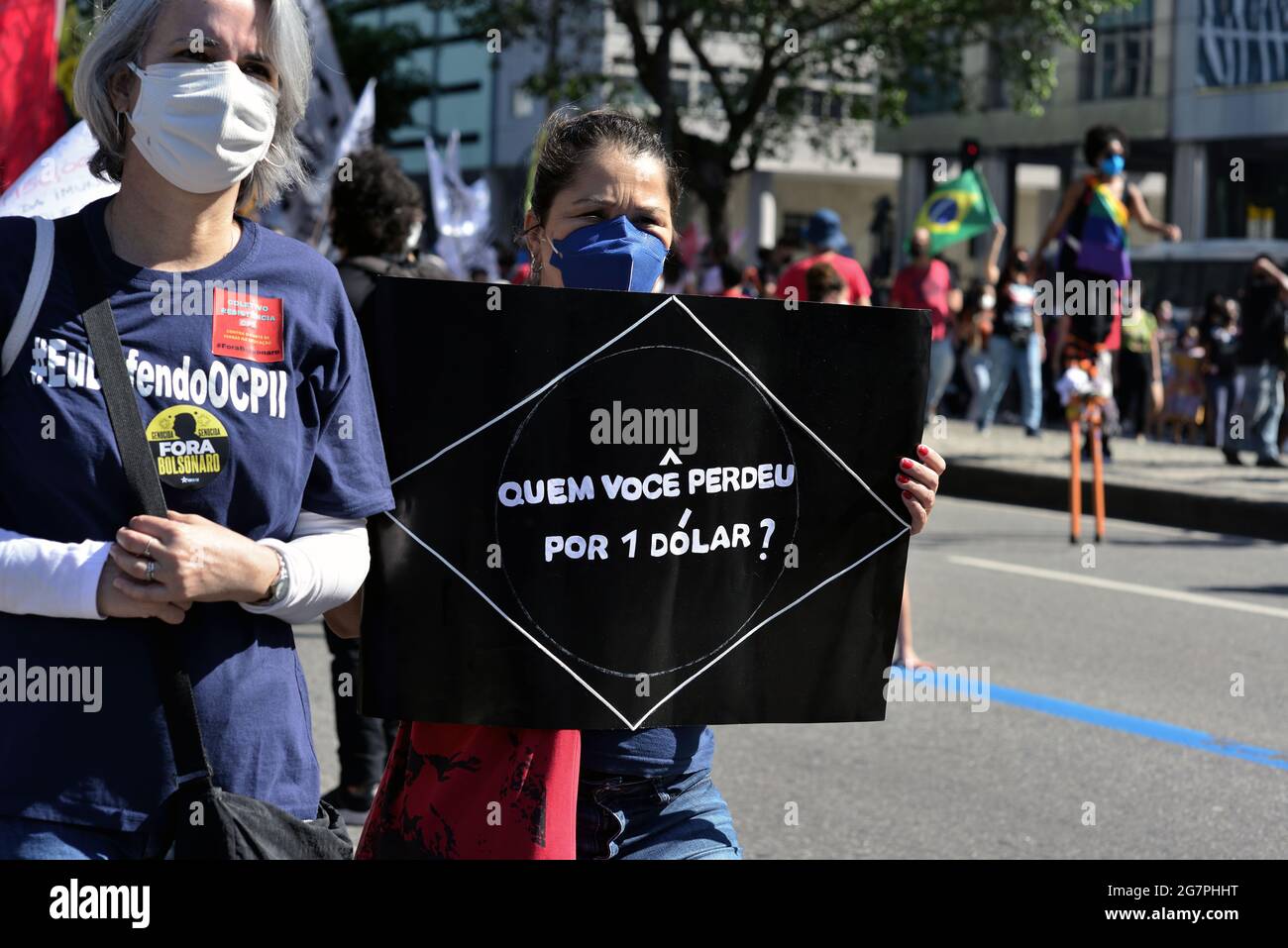 Brasile, Rio de Janeiro – 3 luglio 2021: Una donna ha un segno che dice ‘chi hai perso per 1 dollaro’ durante una protesta contro il presidente brasiliano Bolsonaro. Foto Stock
