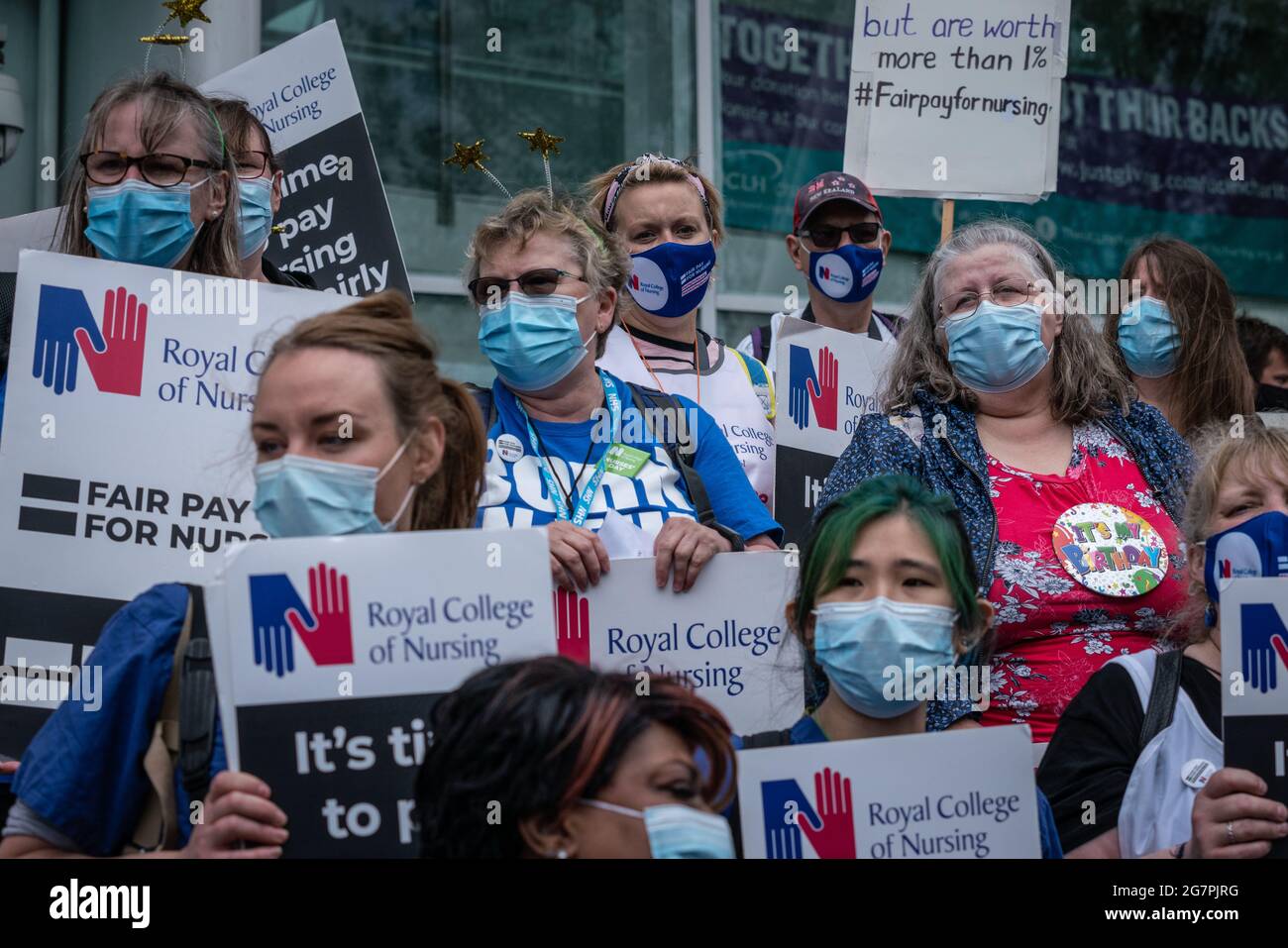 ‘i lavoratori del NHS dicono di no alla disuguaglianza dei pagamenti del settore pubblico’. Infermieri e altri lavoratori della NHS si radunano e marciano contro la continua disuguaglianza retributiva. Londra, Regno Unito Foto Stock