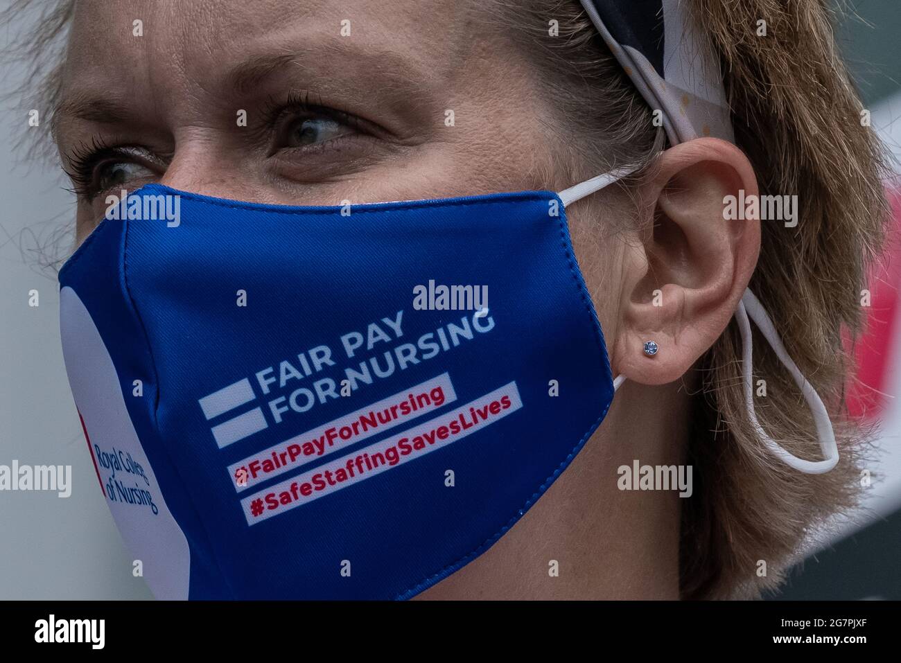 ‘i lavoratori del NHS dicono di no alla disuguaglianza dei pagamenti del settore pubblico’. Infermieri e altri lavoratori della NHS si radunano e marciano contro la continua disuguaglianza retributiva. Londra, Regno Unito Foto Stock