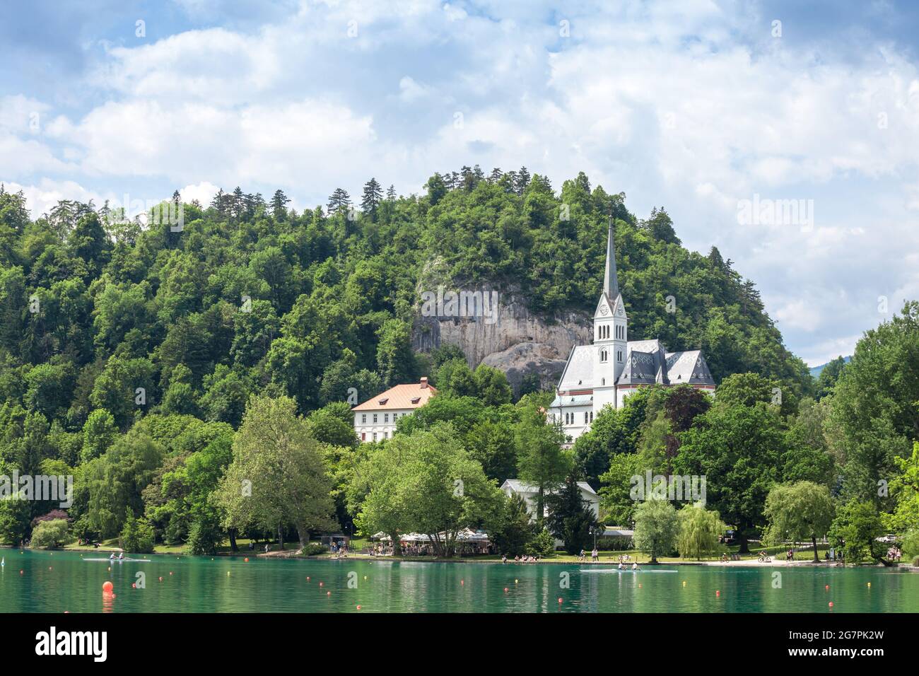 Foto del lago dissanguato e la chiesa di san martino a Bled, Slovenia. La Chiesa Parrocchiale di San Martino a Bled (Slovenia nordoccidentale) è la chiesa parrocchiale Foto Stock