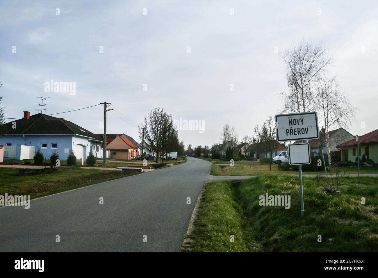 Immagine della strada principale vuota deserta di Novy Prerov, nella repubblica Ceca. Novy Prerov è un comune rurale del distretto di Breclav, nel distretto di Breclav Foto Stock