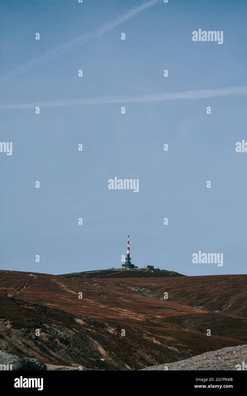 Torre radiofonica e televisiva sulla cima della cima di Costilla, sui monti Bucegi, in Romania, Foto Stock