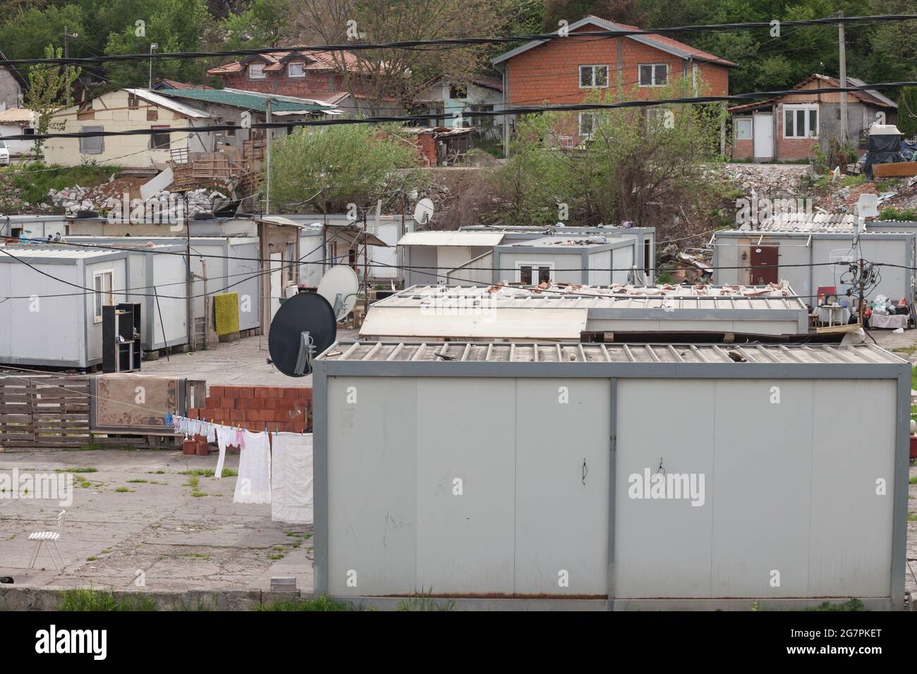 Foto di una baraccopoli a Kijevo, un distretto di Belgrado, fatta di case modulari prefabbricate. È abitata principalmente dalla comunità rom, una delle più povere Foto Stock