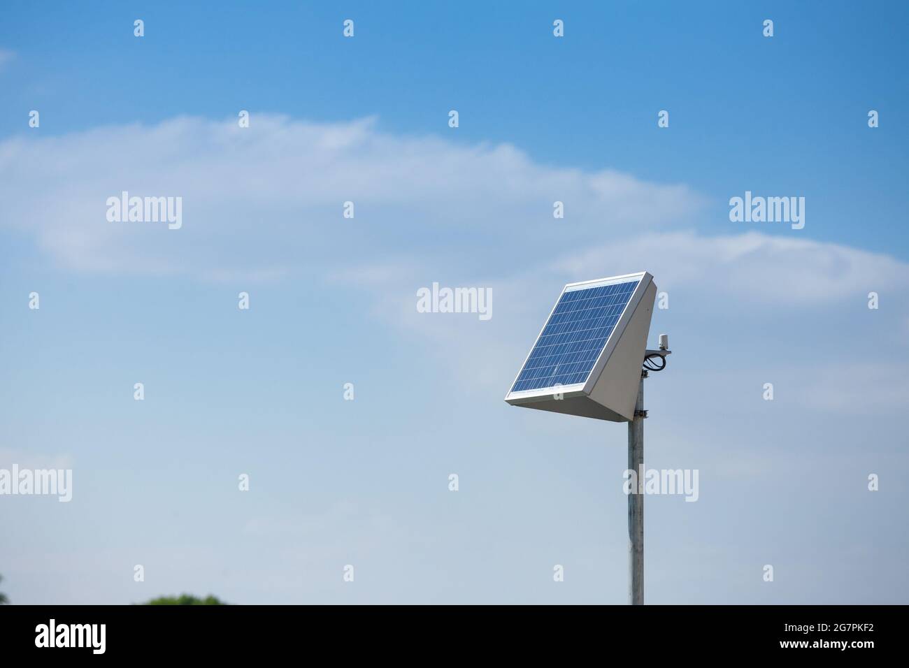 Immagine di un piccolo pannello solare in un ambiente di cielo blu. Il termine pannello solare viene utilizzato colloquialmente per un modulo fotovoltaico (PV). Un modulo FV è un Foto Stock