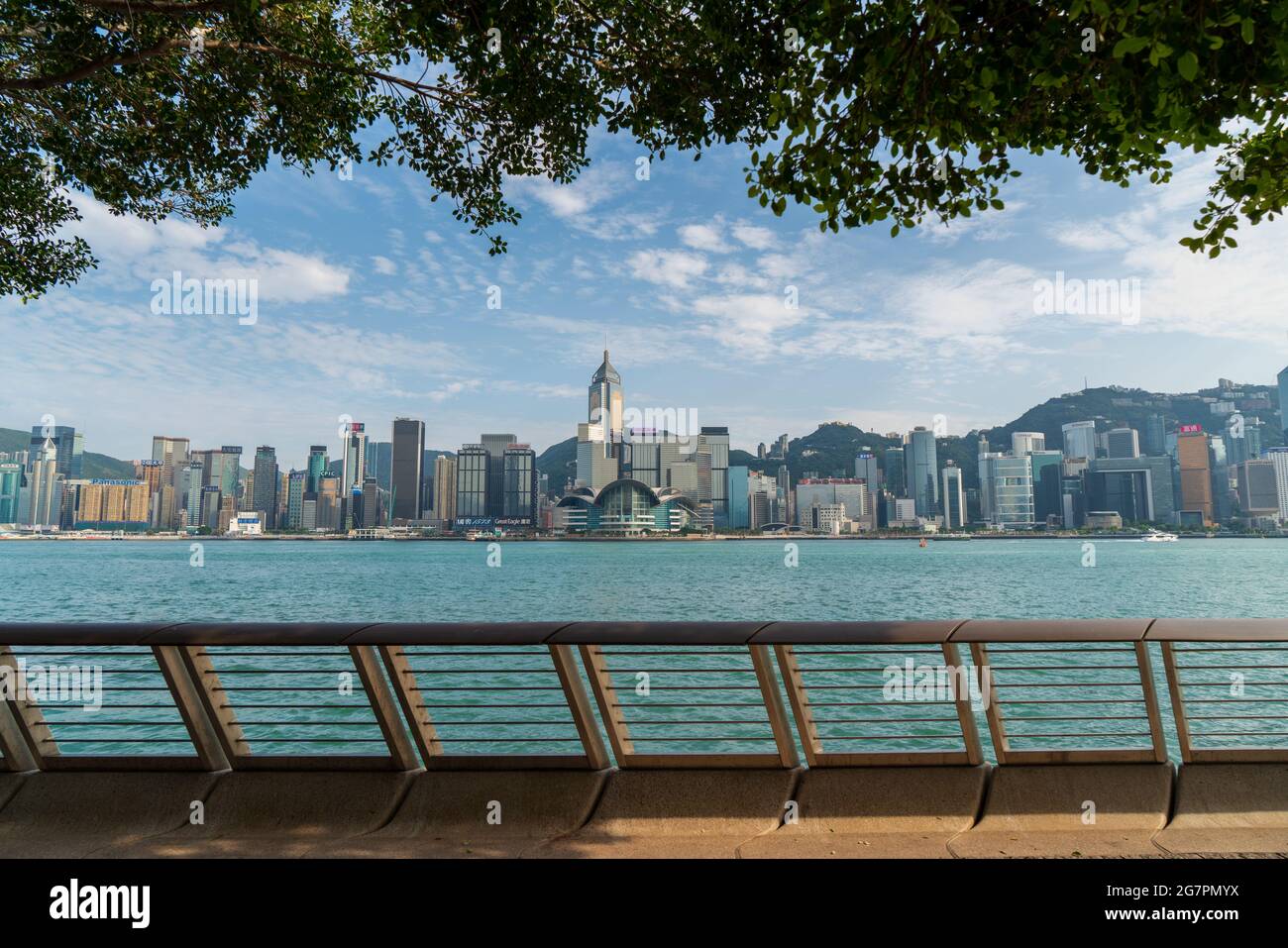 Un giorno di sole, Harbour Promenade, TST, Kowloon. (Aprile 2021) Foto Stock