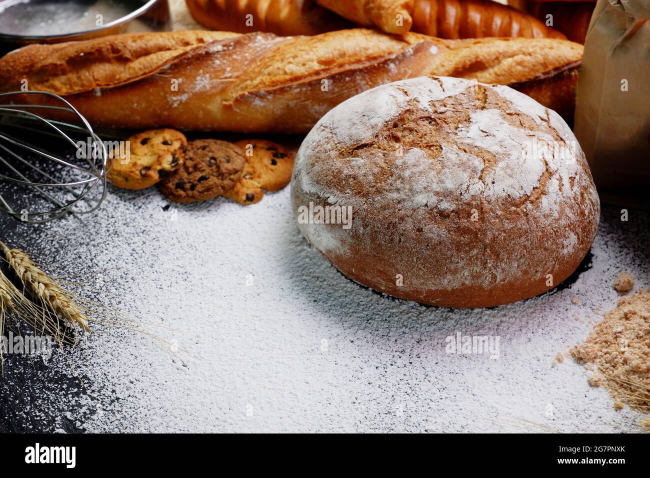 molti tipi di pane da studio con ingredienti di farina semi di grano ovunque. Foto Stock