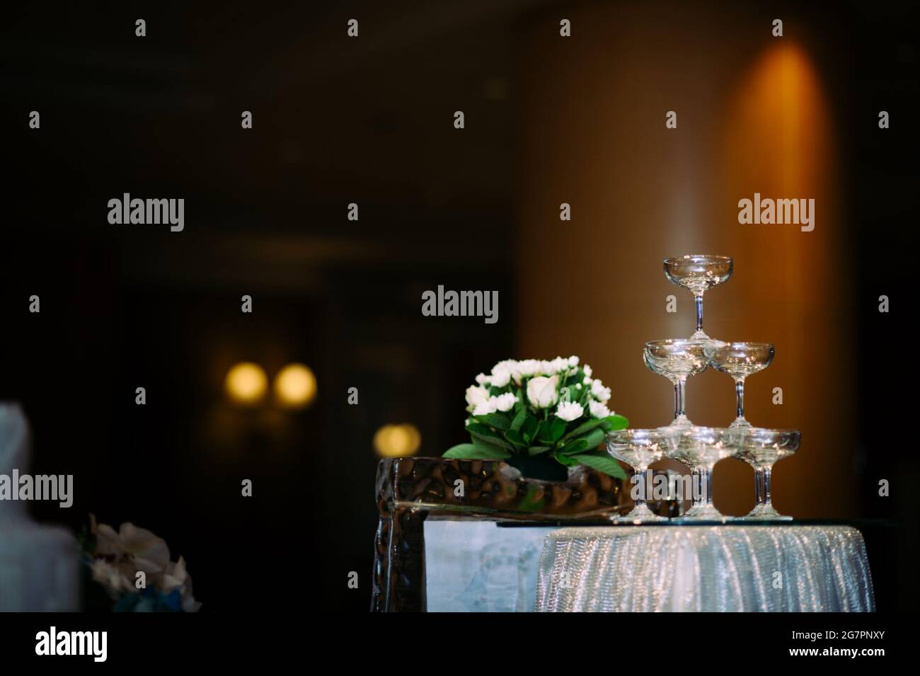 piccola torre di bicchiere di champagne nella festa di ricevimento di nozze Foto Stock