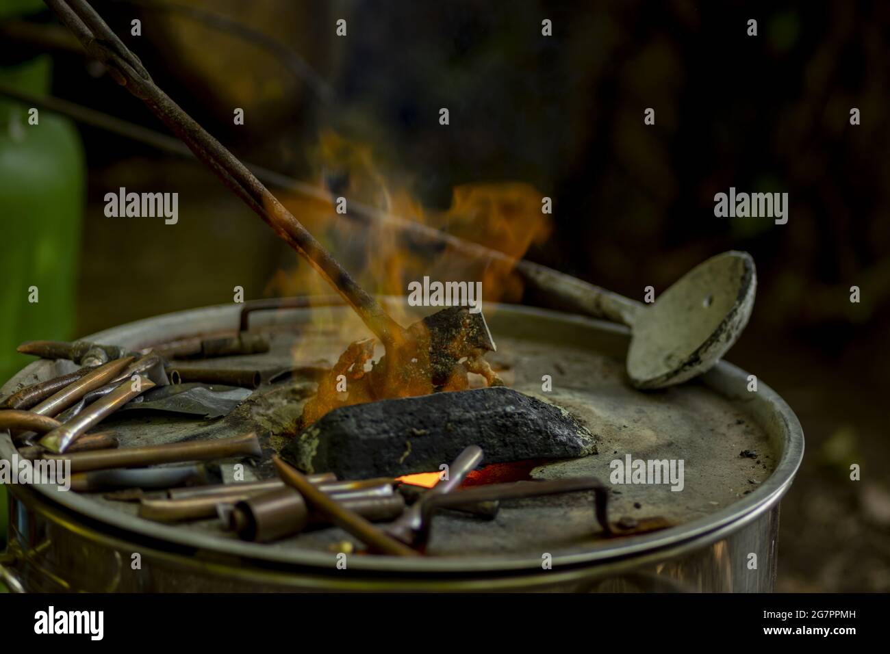 Processo di fusione in bronzo e concetto di lavoro manuale. Foto Stock