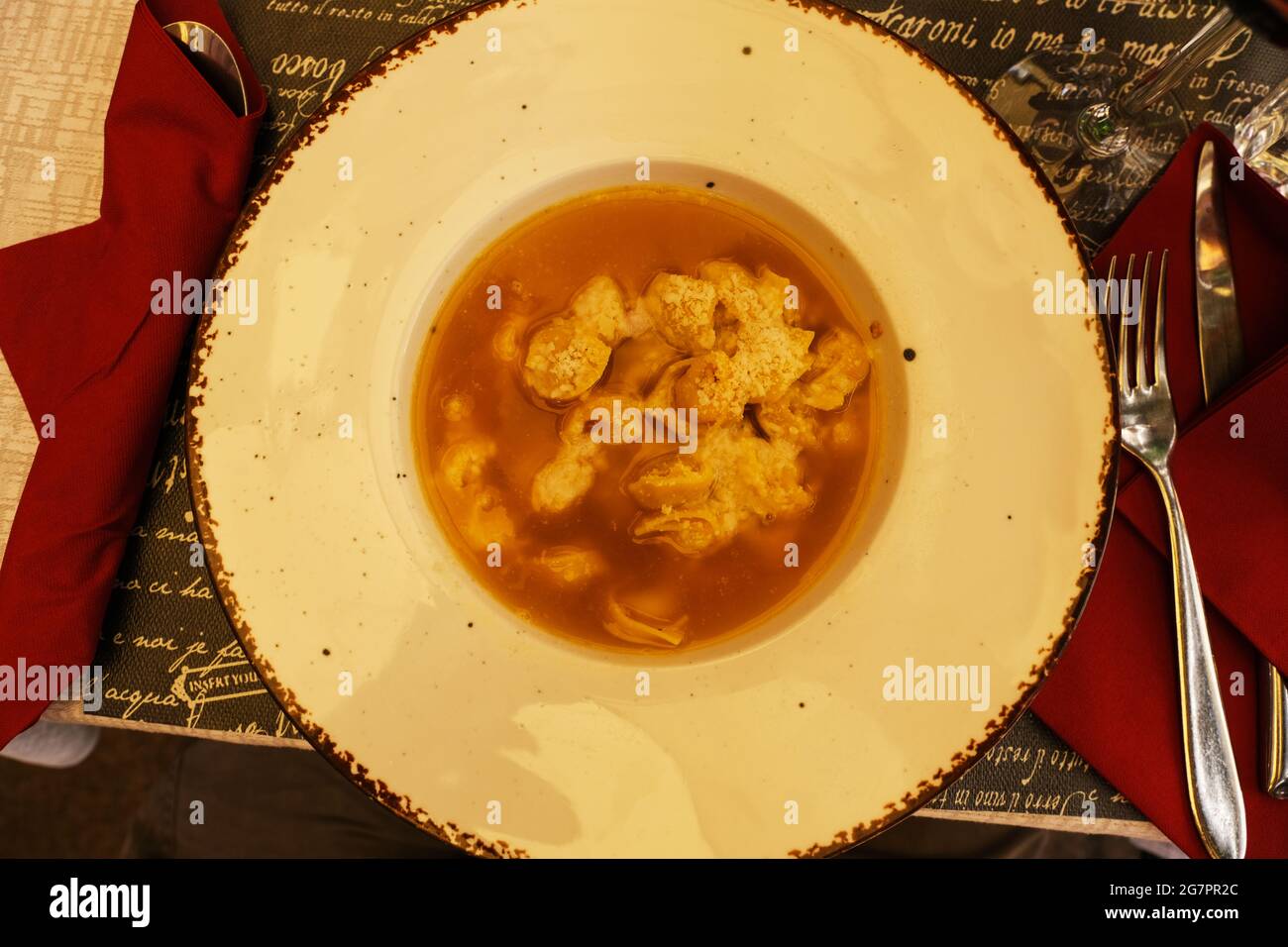 Ciotola di zuppa di pollo in un ristorante a Bologna Italia Foto Stock