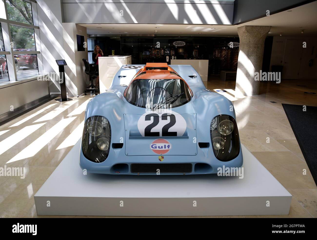 New York, Stati Uniti. 15 luglio 2021. L'iconica Porsche 917 K del 1970 la 'Winning Car' di le Mans di Steve McQueen è in mostra e si stima che venderà tra i 16/18.5 milioni di dollari nella Monterey Auction di Sotheby al Sotheby's il 15 luglio 2021 a New York City. Foto di John Angelillo/UPI Credit: UPI/Alamy Live News Foto Stock