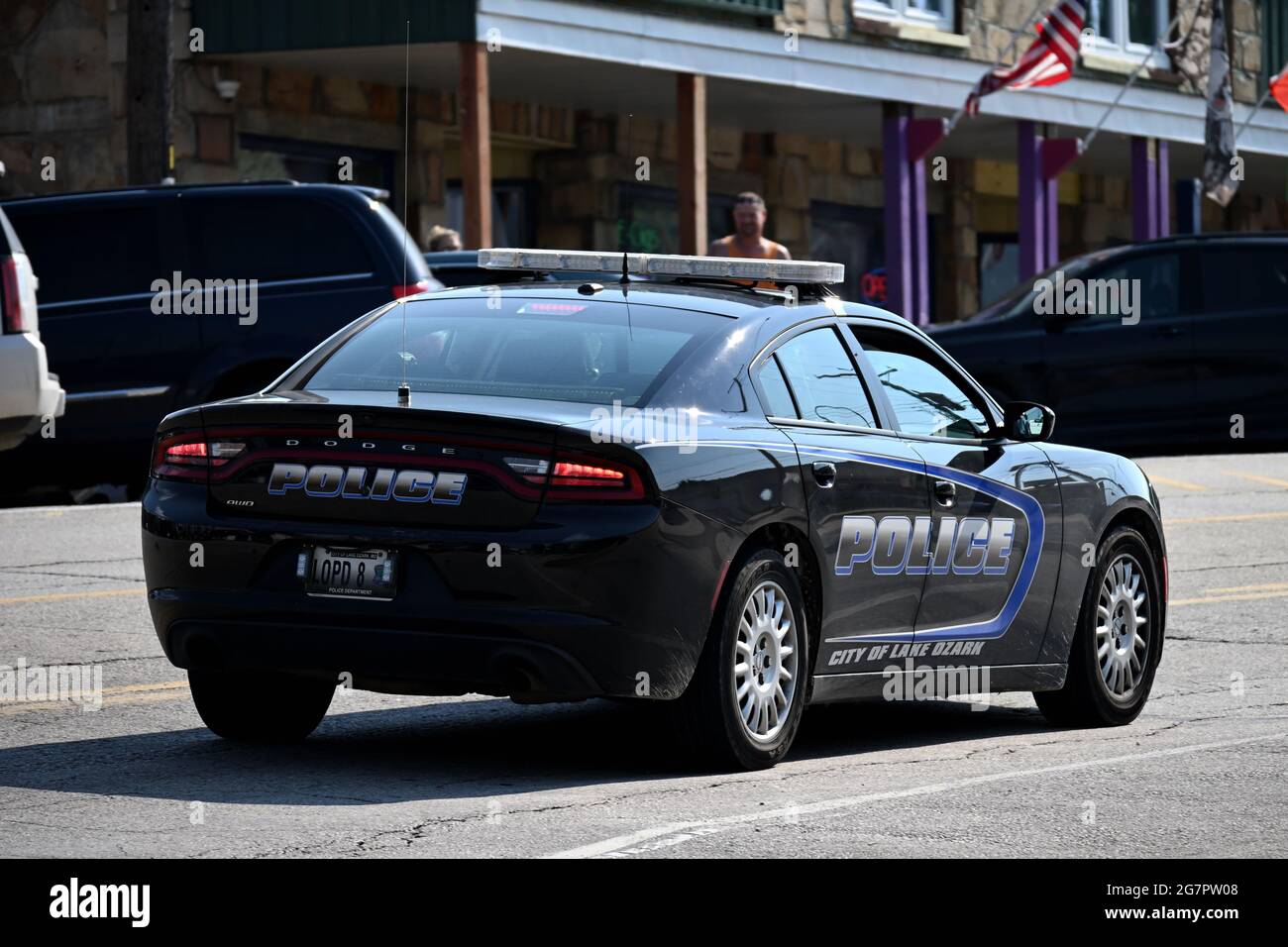 Lake Ozark Police Department Dodge Charger che attraversa la diga di Bagnell Strip nel lago Ozark, Missouri, Stati Uniti. Foto Stock