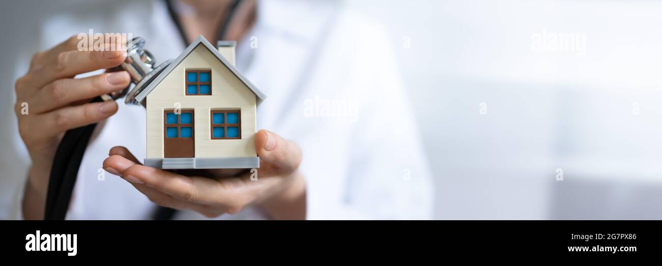 Valutazione e ispezione della casa immobiliare da parte del medico Foto Stock