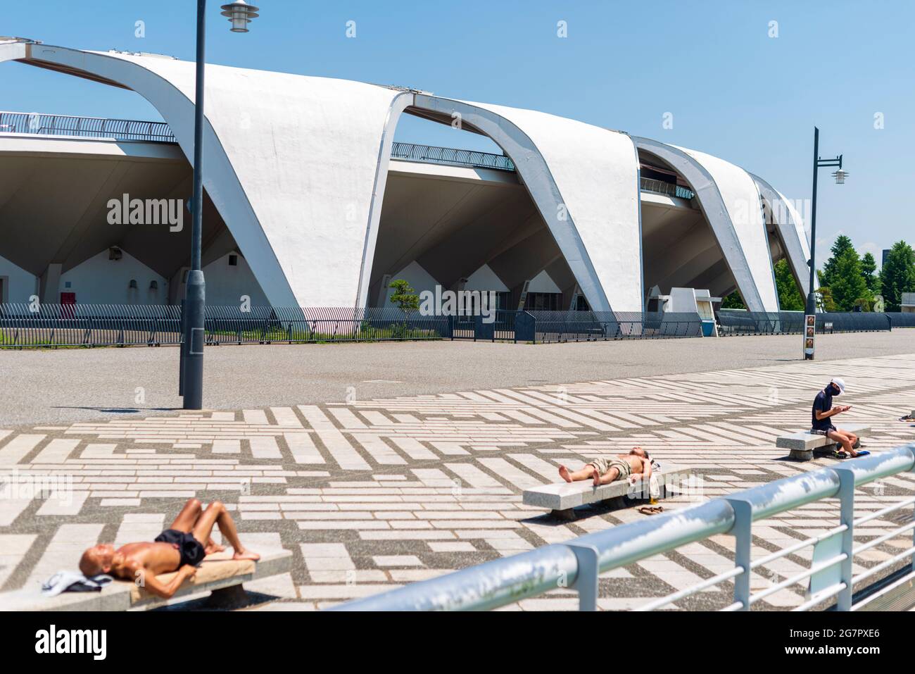 Il 10 giugno 2021 si può prendere il sole di fronte allo stadio di atletica all'interno del Parco Olimpico di Komazawa, Tokyo. Il parco è stato costruito per le Olimpiadi di Tokyo del 1964. Robert Gilhooly foto Foto Stock