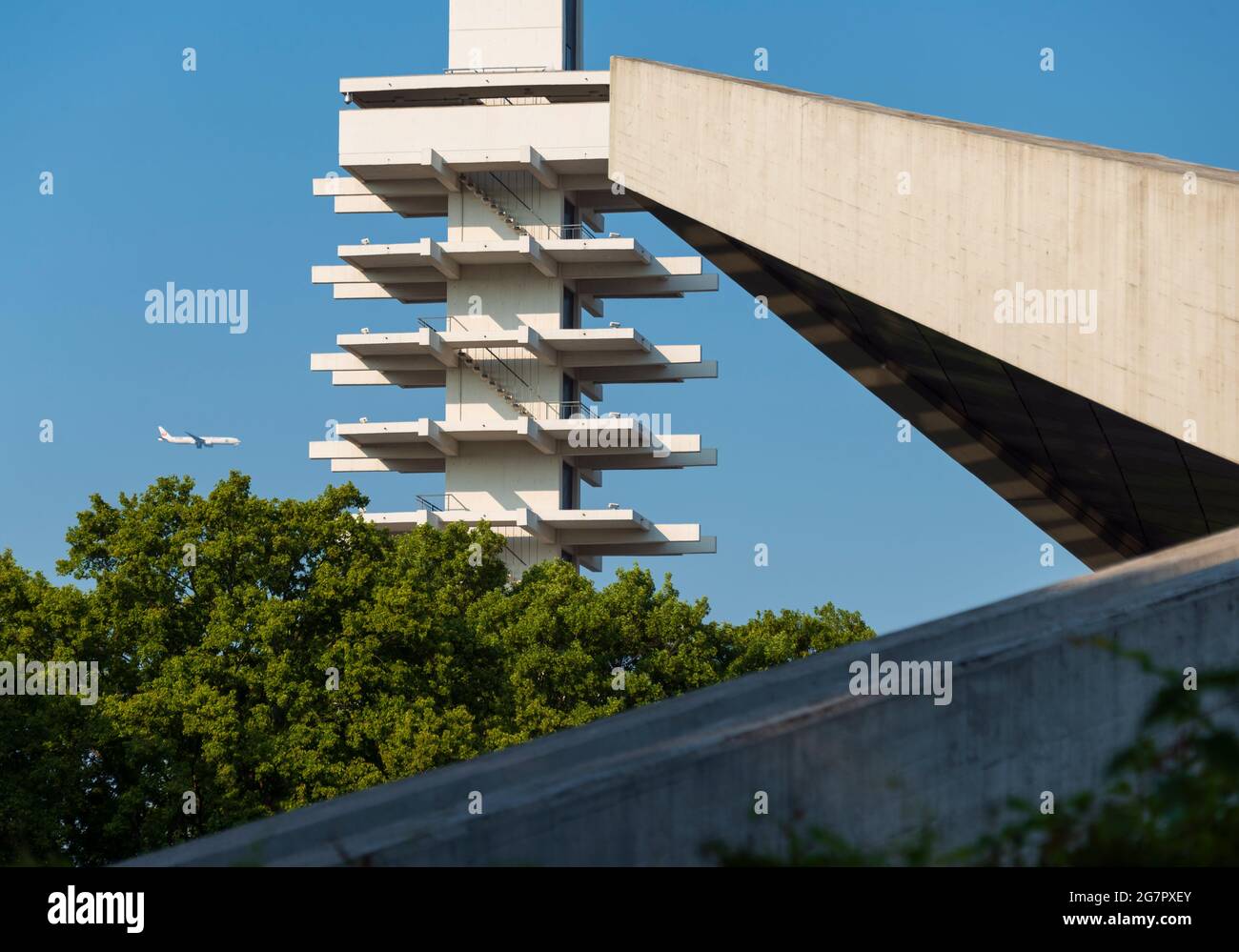 Un aereo sorvola la torre commemorativa e la palestra e il campo di atletica, all'interno del Parco Olimpico di Komazawa, Tokyo, il 10 giugno 2021. Il parco è stato costruito per le Olimpiadi di Tokyo del 1964. Robert Gilhooly foto Foto Stock