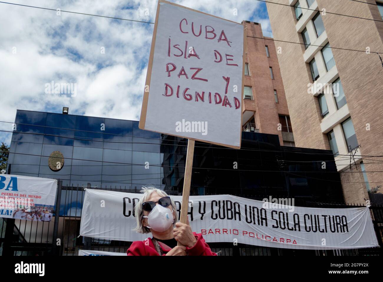 Bogotà, Colombia. 15 luglio 2021. Un manifestante ha un segno che recita 'isola di pace e libertà di Cuba?, come residenti cubani che vivono in Colombia, protesta contro i disordini e le violenze che si sono tenuti nell'isola contro il governo del presidente cubano Miguel Diaz-Canel. A Bogotà, Colombia, il 15 luglio 2021. Credit: Long Visual Press/Alamy Live News Foto Stock