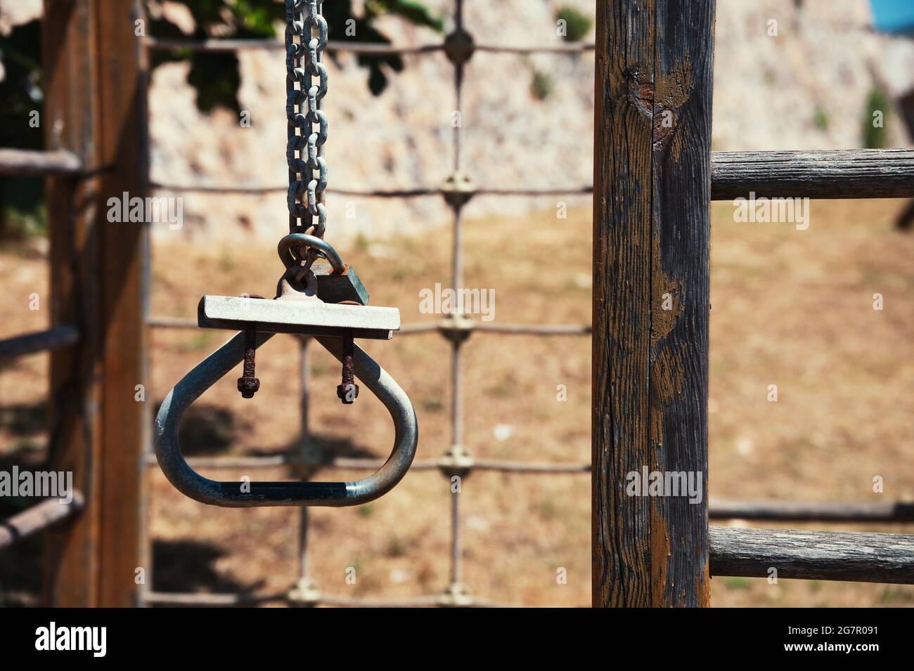 Gancio in metallo appeso alla costruzione in legno Foto Stock