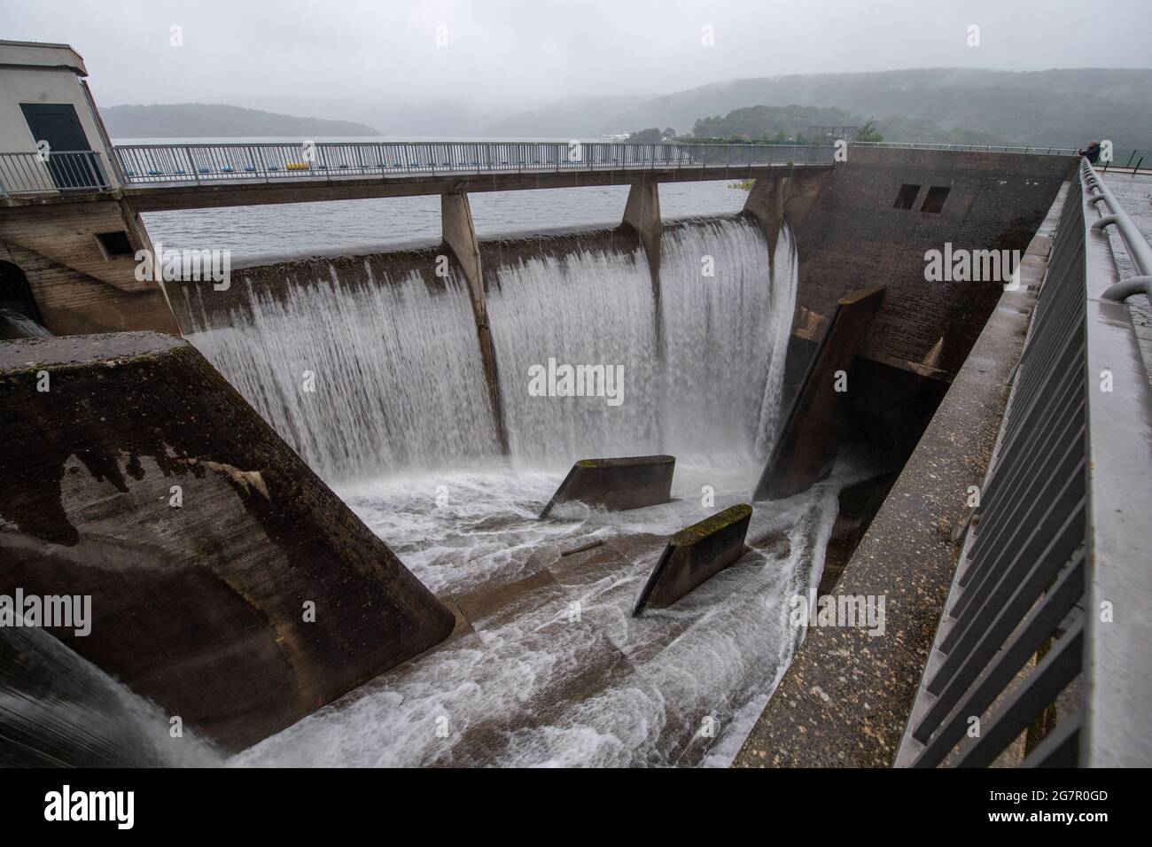 Heimbach, Germania. 16 luglio 2021. L'acqua scorre fuori nel traboccamento della diga di Rur. Credit: Lino Mirgeler/dpa/Alamy Live News Foto Stock