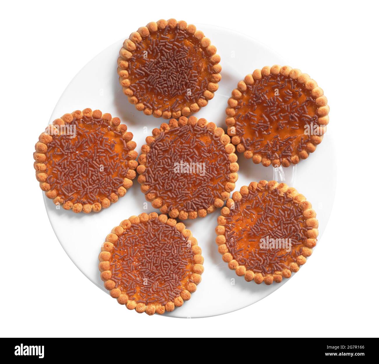 Biscotti con cioccolato spruzzato e marmellata d'arancia in piatto isolato su sfondo bianco, vista dall'alto Foto Stock