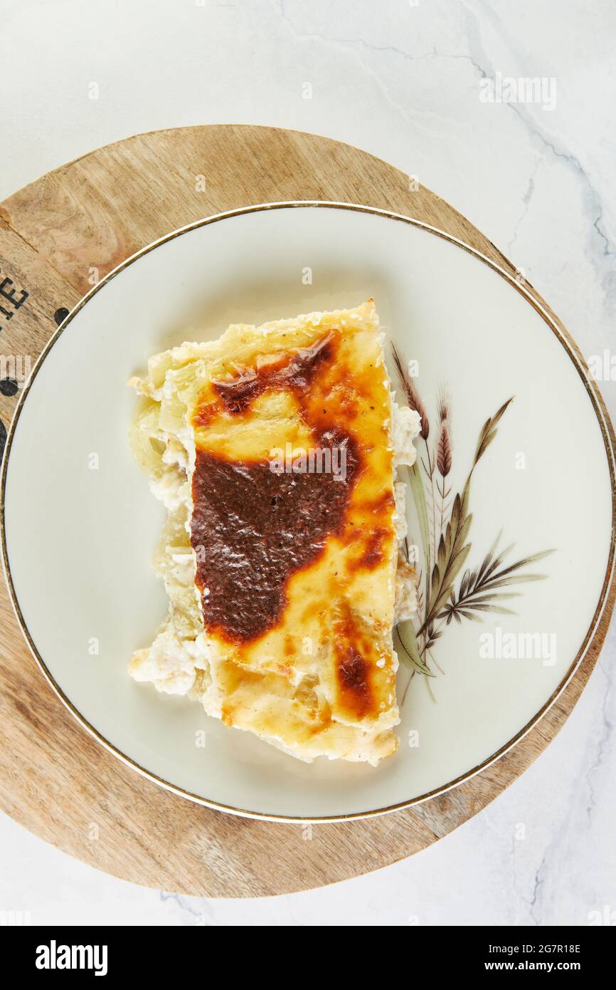 Torta di casseruola con formaggio e sorbetto su piatto su sfondo chiaro. Foto Stock