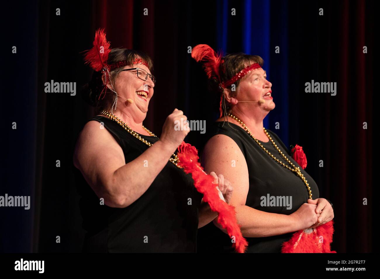 Kitzingen, Germania. 15 luglio 2021. Wally Schnabel (l) e Maria Brems (r) si esibiscono come 'Schnabelbremsen' in un jester casting presso la Deutsche Fastnacht Akademie. Una colata di gesse si è svolta a Kitzingen, presso la Deutsche Fastnacht Akademie. Credit: Nicolas Armer/dpa/Alamy Live News Foto Stock