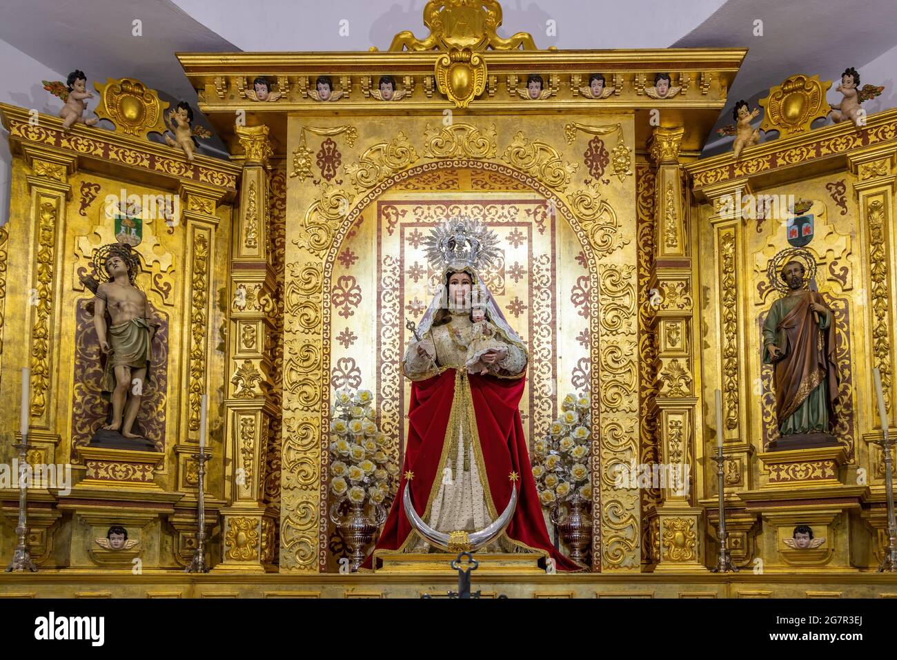 El Almendro, Huelva, Spagna - 13 marzo 2021: Altare della vergine Nuestra Señora de Piedras Albas, all'interno dell'eremo omonimo, situato nel Foto Stock