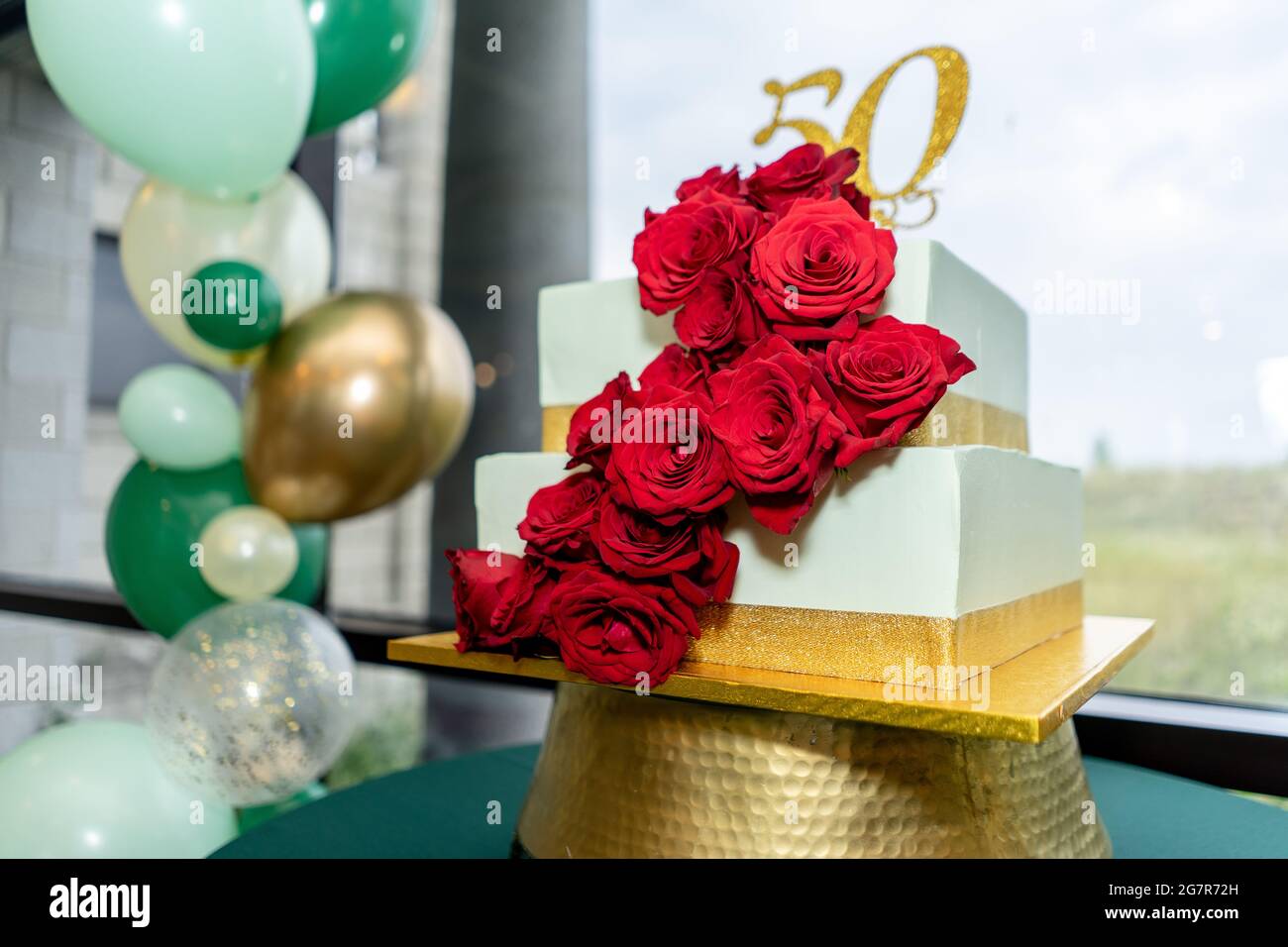 50 anni con palloncini, addobbi e torta Stock Photo