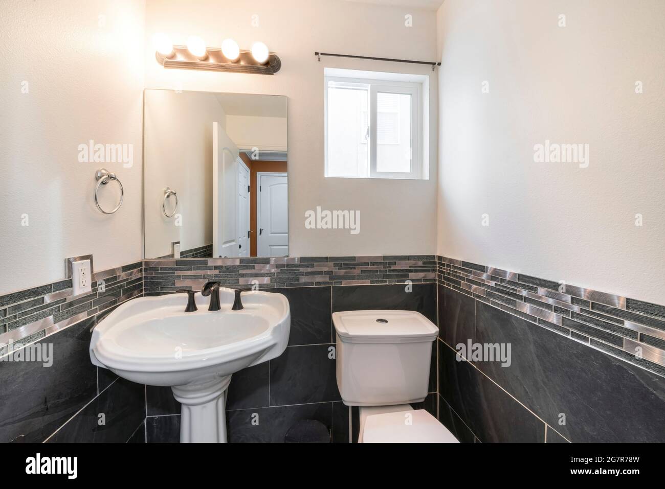 Piccolo vano polvere interno con piastrelle bianche e nere Foto Stock