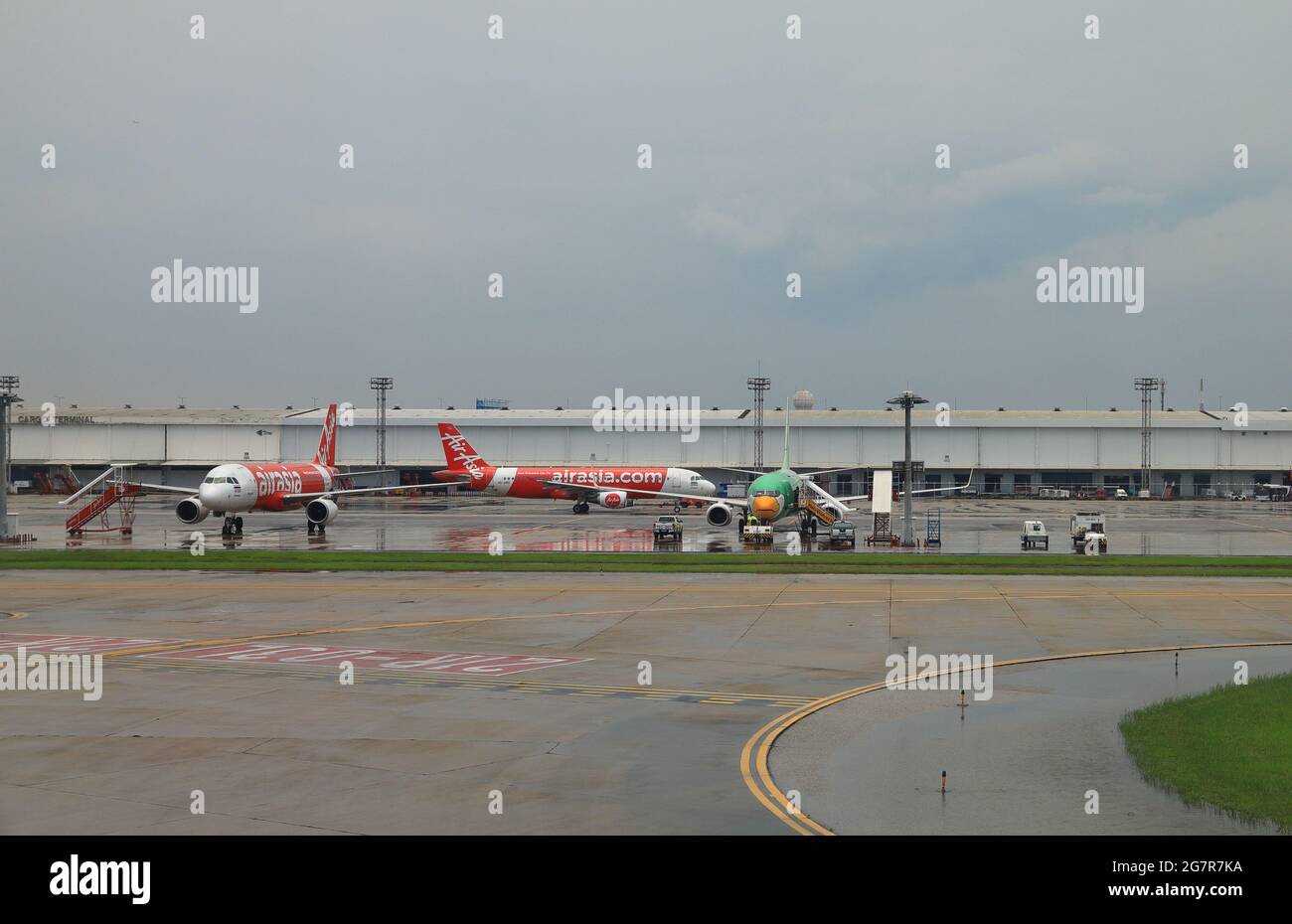DON-MUEANG, BANGKOK - Maggio, 2018: Vista dell'Aeroporto Internazionale Don-mueang, parcheggio in aereo presso la baia del parcheggio. I passeggeri del servizio in autobus dal cancello dell'autobus. Foto Stock
