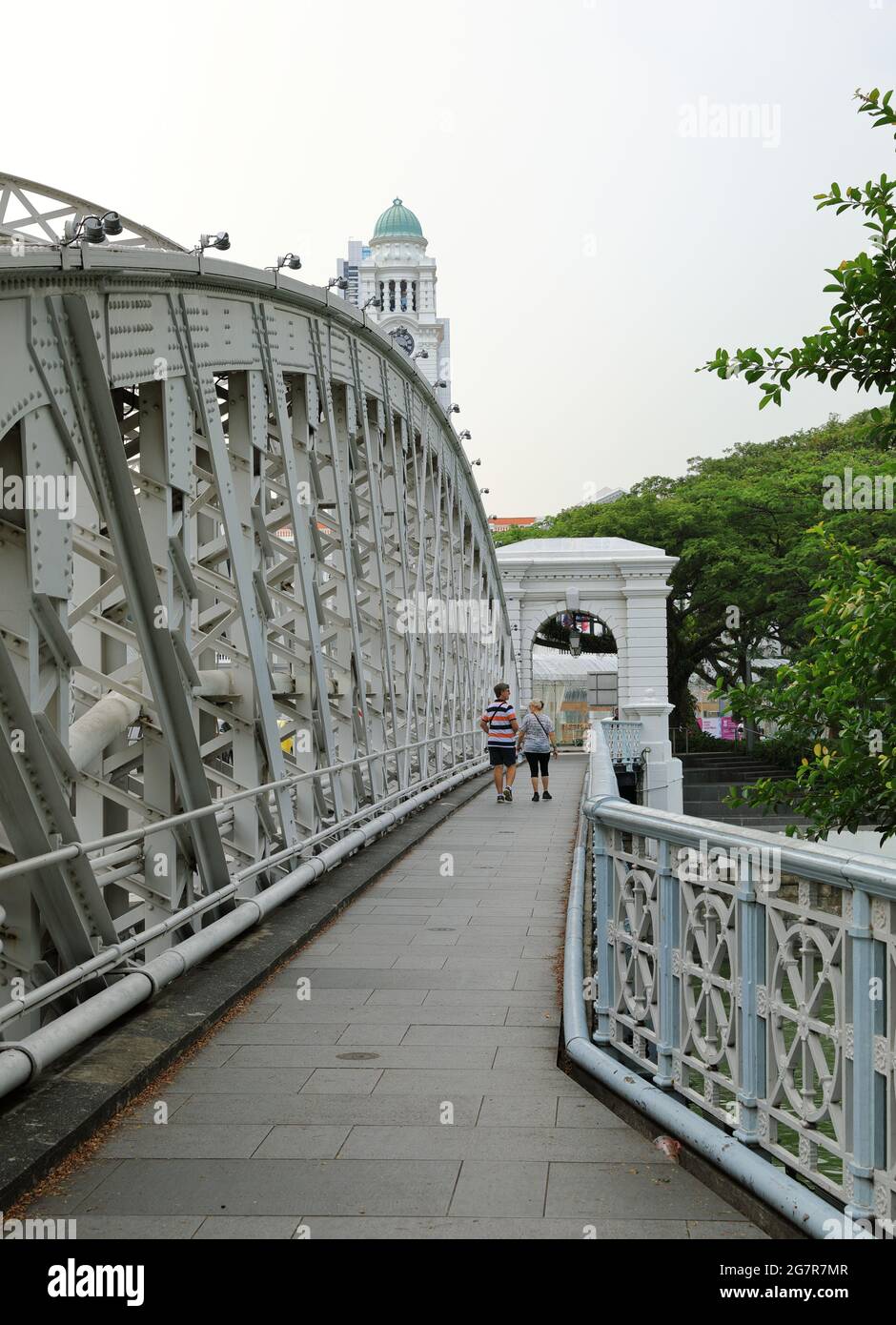 Singapore - Apr. 2018. La gente cammina sul Ponte Anderson sul collegamento del fiume Singapore tra il prato Empress e il Fullerton. Il Ponte fu costruito Foto Stock