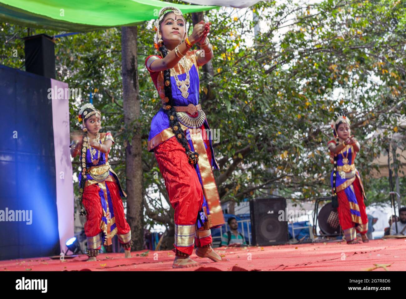 Giovani ballerine classiche indiane in costumi colorati si esibiscono sul palco, Fort Kochi (Cochin), Kerala, India Foto Stock