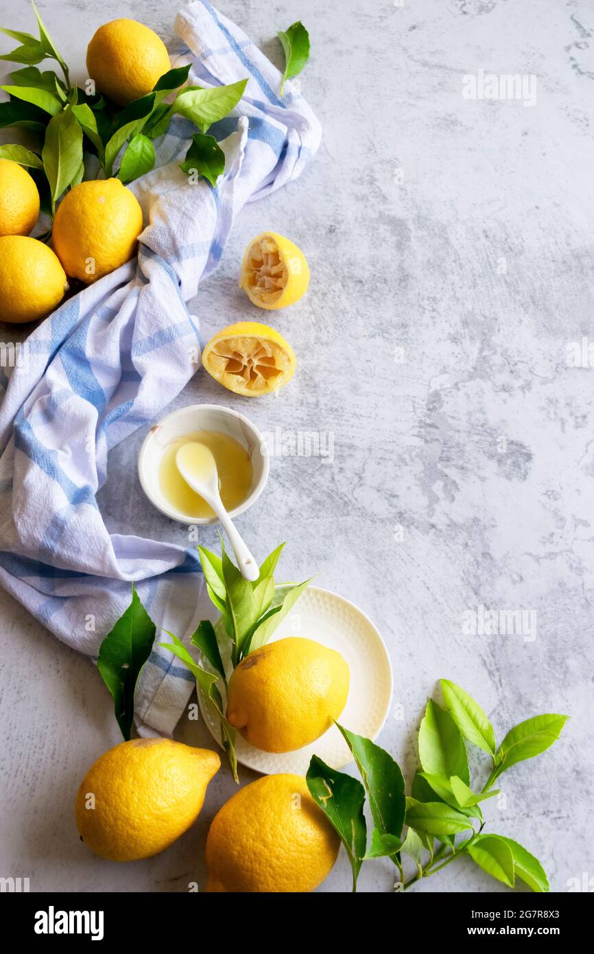 Limoni freschi maturi sulla tavola, preparazione di succo di limone, fondo  alimentare Foto stock - Alamy