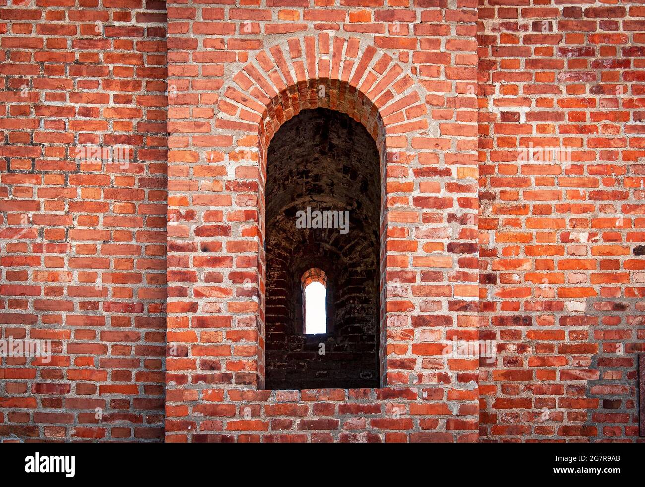 L'abbraccio nel muro di un antico castello di mattoni rossi Foto Stock