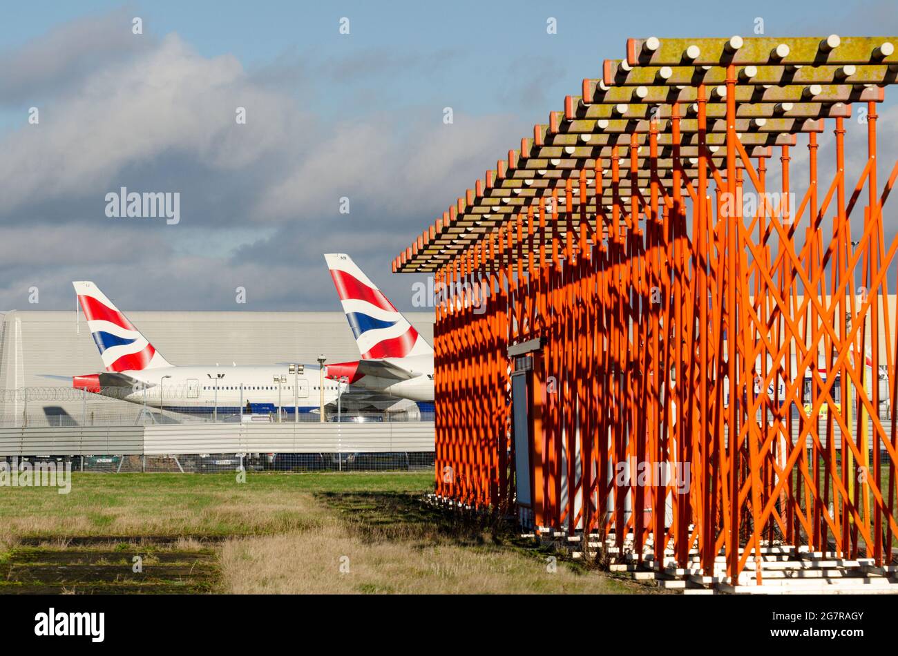 Instrument Landing System (ILS) area at London Heathrow Airport, UK. Pilot navigation approach aid guiding aircraft in to land safely Foto Stock