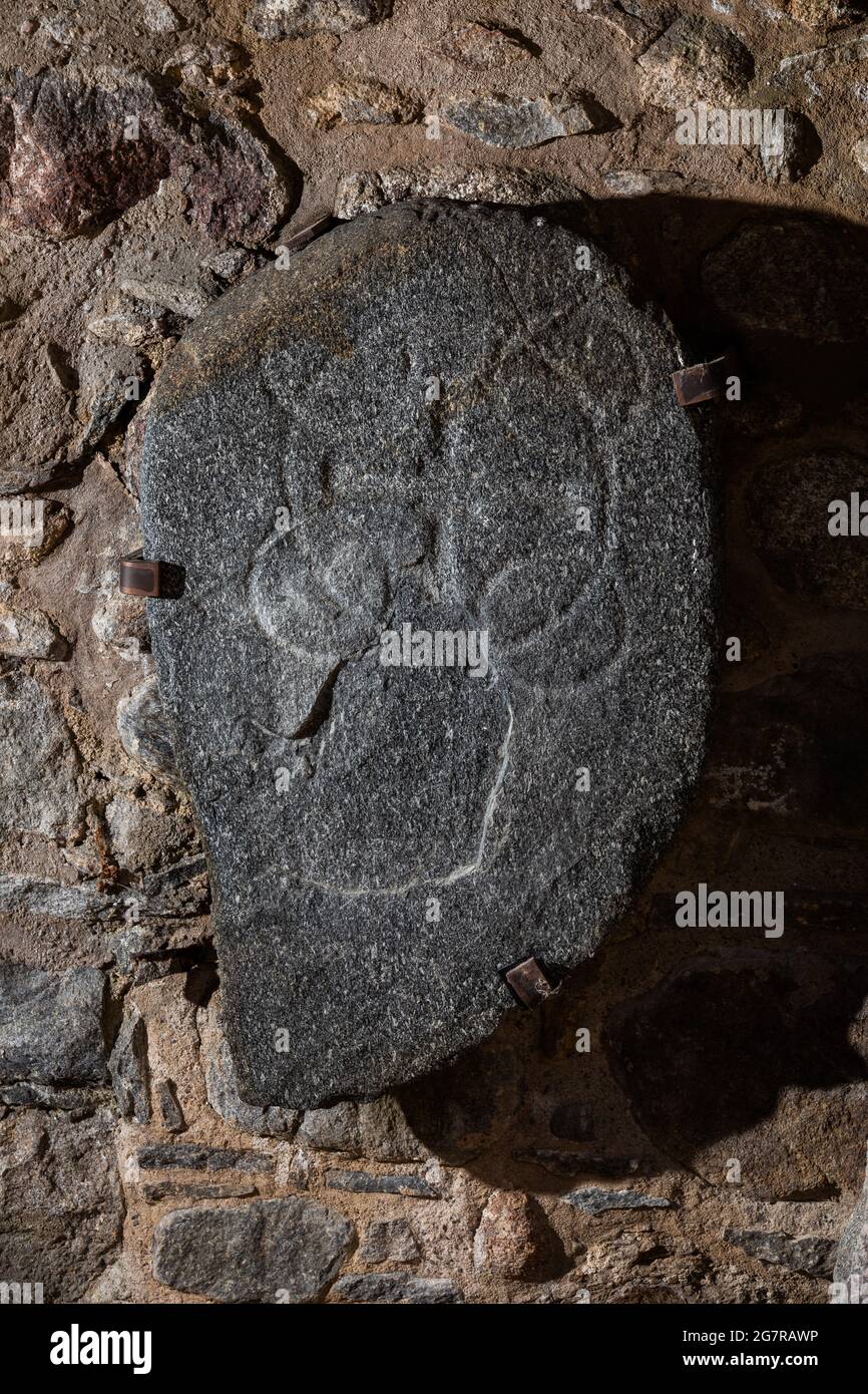Una delle più piccole pietre scolpite del simbolo di Dyce, pietre intagliate Pitti situate nelle rovine della Cappella di St Fergus kirk a Dyce, Aberdeen, Scozia Foto Stock