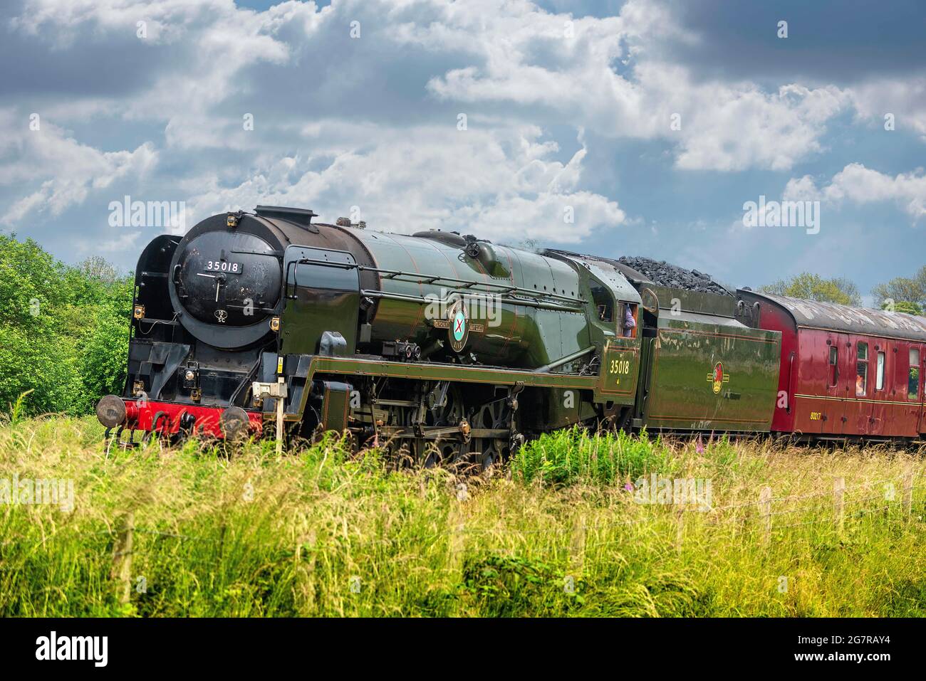 SR Merchant Navy Class 35018 British India Line locomotiva a vapore vista sulla West Coast Main Line in direzione sud su una posizione Foto Stock