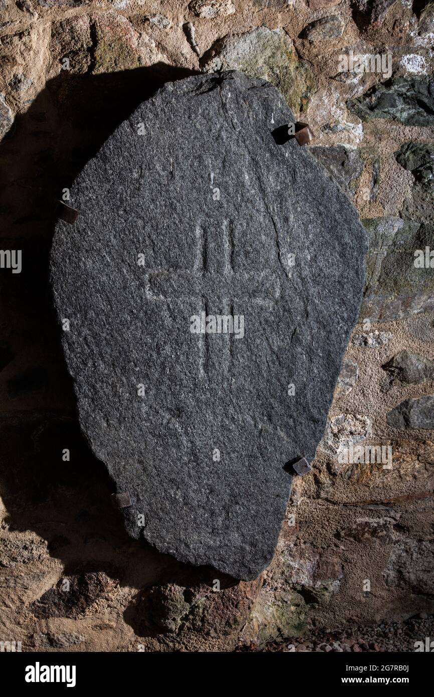 Una delle più piccole pietre scolpite del simbolo di Dyce, pietre intagliate Pitti situate nelle rovine della Cappella di St Fergus kirk a Dyce, Aberdeen, Scozia Foto Stock