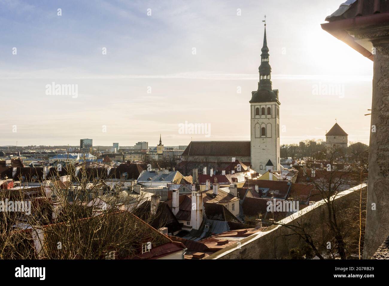 Tallinn, Estonia. La torre della chiesa di San Nicola (Niguliste kirik), dalla piattaforma di osservazione Kohtuotsa Foto Stock