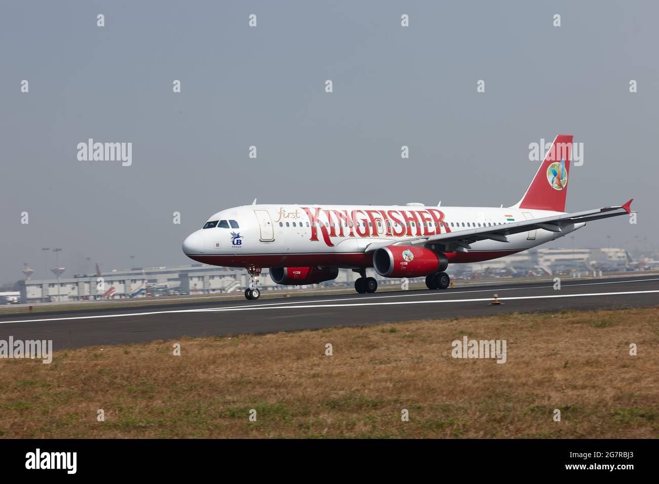 Aeroporto Kingfisher Airbus A320, decollo aereo, Aeroporto di Mumbai, Aeroporto Internazionale Sahar, Aeroporto Internazionale Chhatrapati Shivaji, CSIA, Bombay, Mumbai, Maharashtra, India, Asia Foto Stock