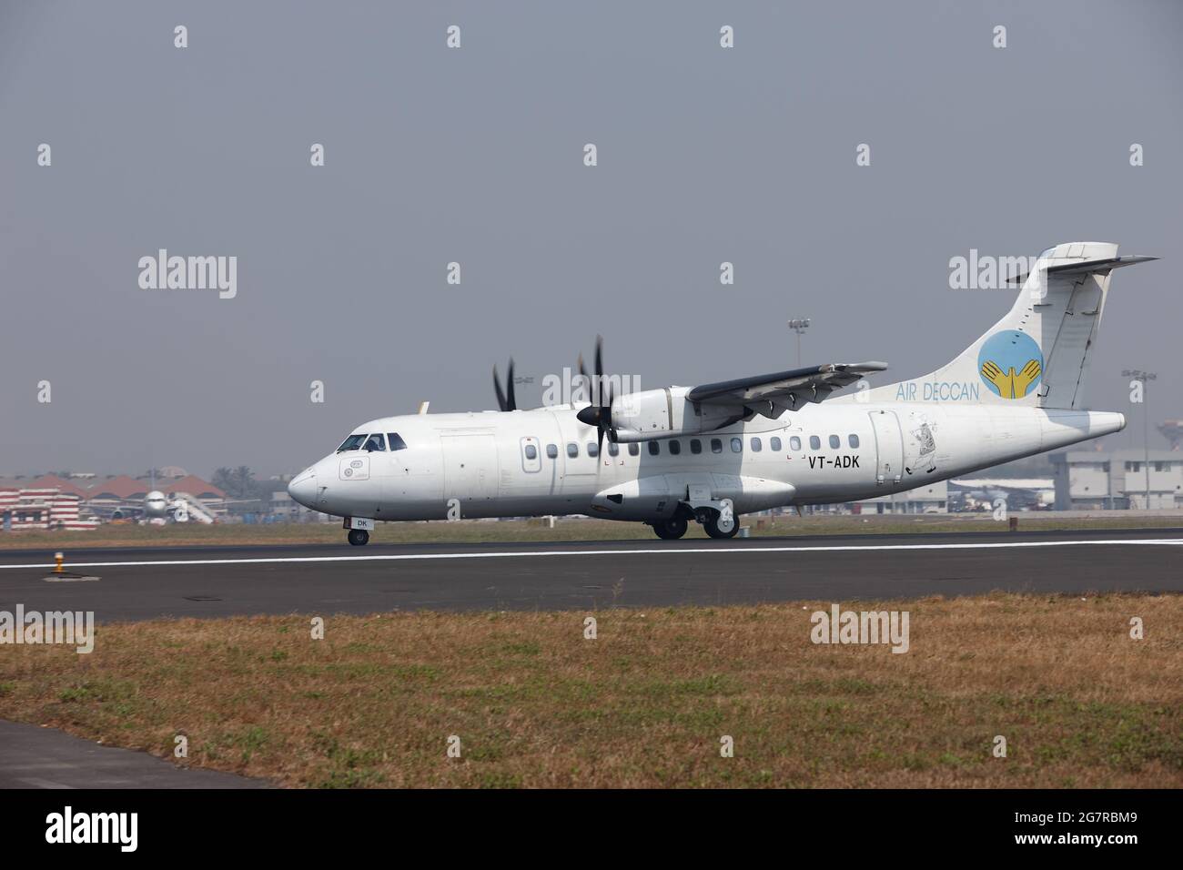 Air Deccan ATR 42-500, Aeroporto di Mumbai, Aeroporto Internazionale Sahar, Aeroporto Internazionale Chhatrapati Shivaji, CSIA, Bombay, Mumbai, Maharashtra, India, Asia Foto Stock