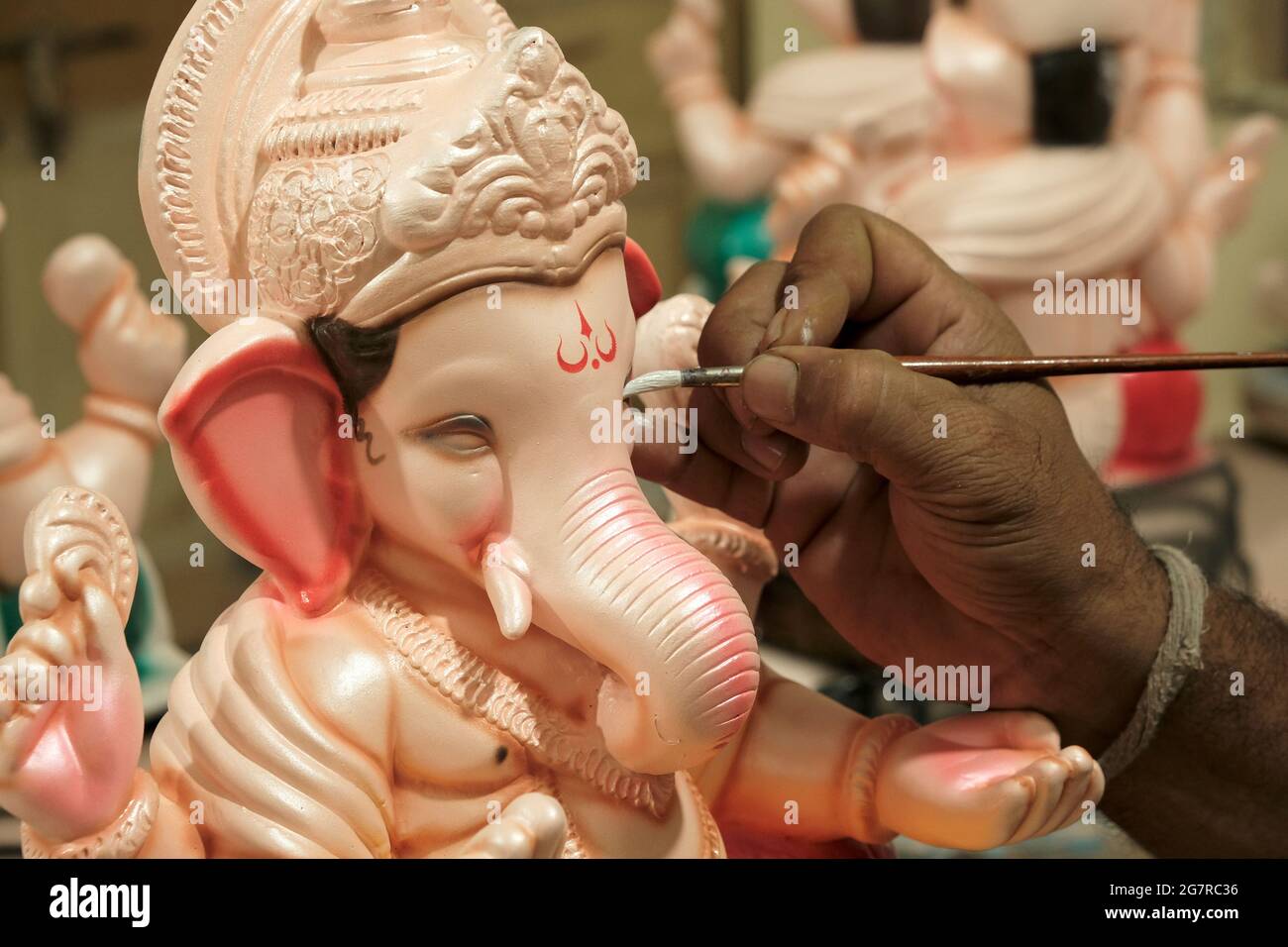 Pittura artistica e ritocchi finali a Lord Ganesha, in vista del festival 'Ganesha Chaturthi' a Pune. Foto Stock