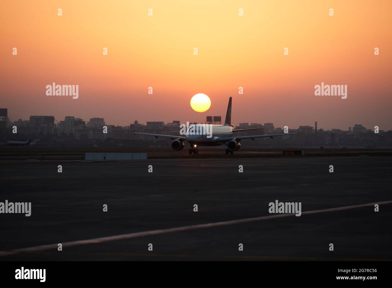 Decollo aereo, aeroporto di Mumbai, aeroporto internazionale Sahar, aeroporto internazionale Chhatrapati Shivaji, CSIA, Bombay, Mumbai, Maharashtra, India, Asia Foto Stock